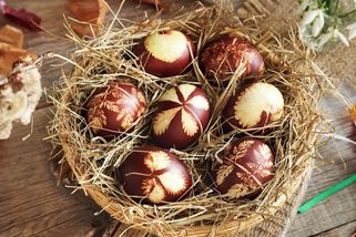 Levně, přírodně, krásně! Takhle barvily vajíčka už naše babičky a funguje to pořád nejlépe